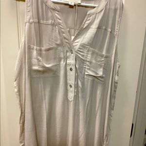 Sleeveless double pocket top.